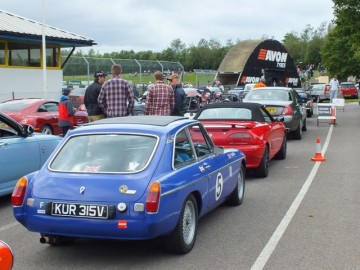 queueing for parade laps whilst spinner removed off track